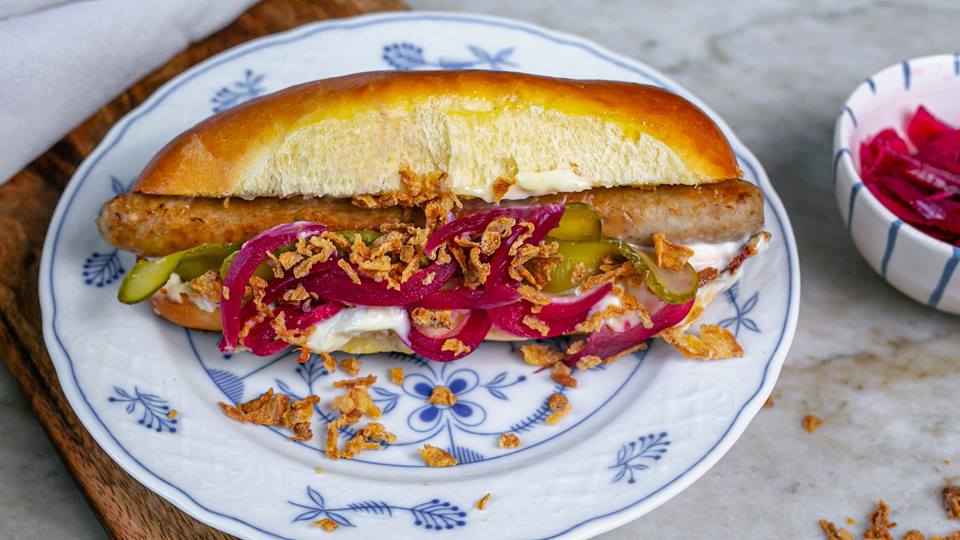 Hotdogs mit gepickelten Zwiebeln
