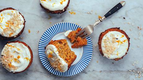 Karottenmuffins mit Frischkäse-Frosting