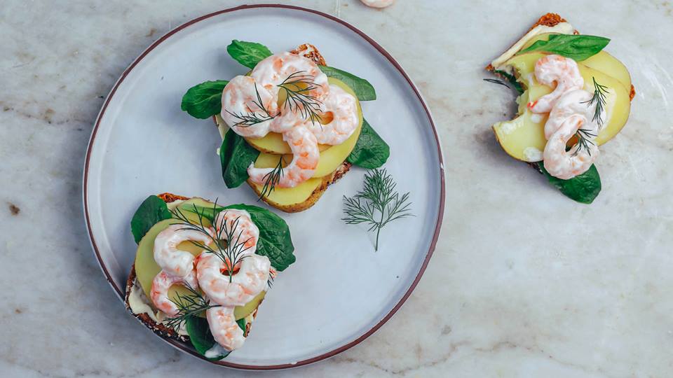Smörrebröd mit Kartoffeln und Garnelen