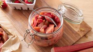 Erdbeer-Rhabarberkompott aus dem Ofen