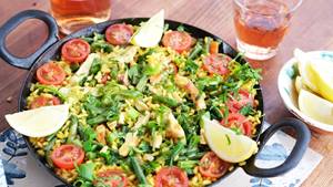 Paella mit Gemüse und Huhn