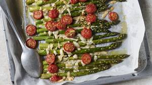 Gebackener grüner Spargel mit Kirschtomaten