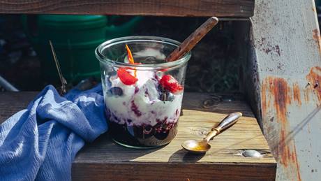 Gewürz-Beerenkompott mit Vanilleeis