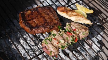 Gefüllte Schweineschnitzel am Spieß gegrillt