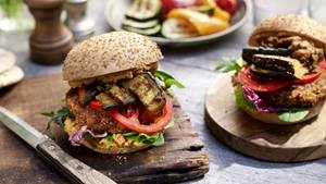 Vegetarischer BBQ-Burger Aubergine und Hummus