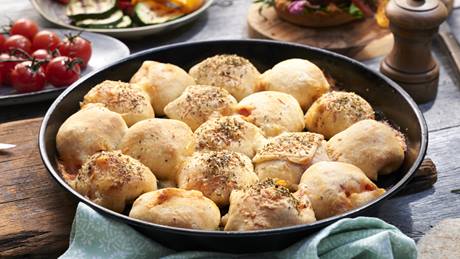 Einfache Pizzabrötchen aus fertigem Pizzateig