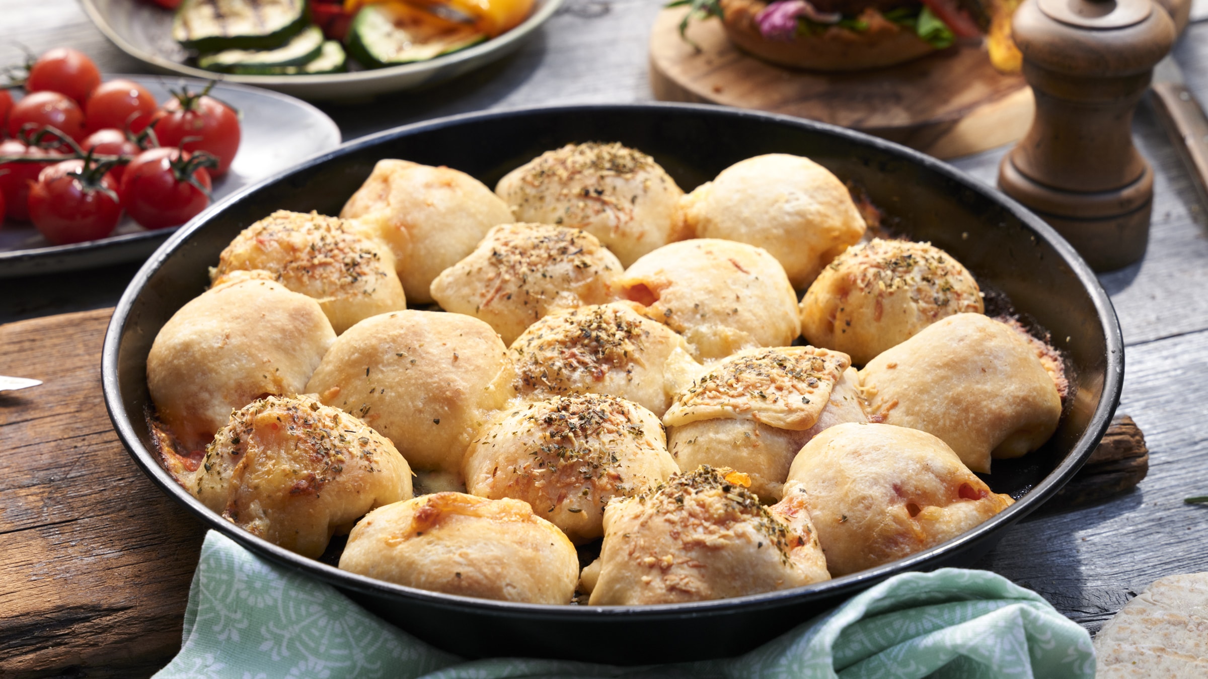 Einfache Pizzabrötchen aus fertigem Pizzateig Rezept selbst machen ...