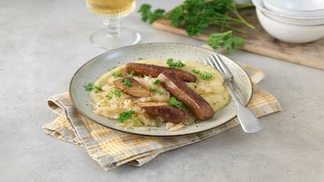 Kartoffelpüree mit Sauerkraut und Würstchen