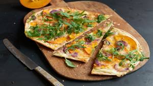 Alnatura Rezept: Kürbis-Flammkuchen mit roten Zwiebeln