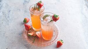 Erdbeer-Thymian-Longdrink
