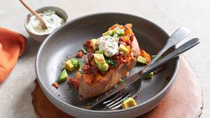 Ofen-Süßkartoffel mit rauchiger Speck-Salsa-Füllung