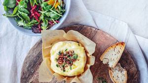 Cremiger Ofenkäse mit buntem Blattsalat