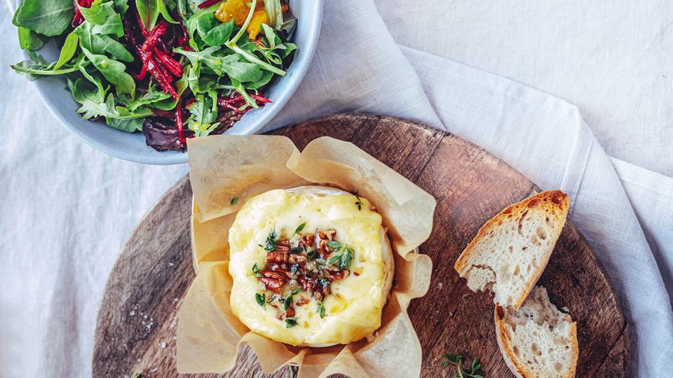 Cremiger Ofenkäse mit buntem Blattsalat