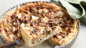 Schnelle Quiche mit Blauschimmelkäse, Birnen und Walnüssen
