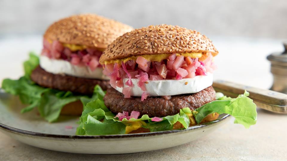 Zünftige Ziegenkäse-Burger mit Apfel-Zwiebel-Chutney