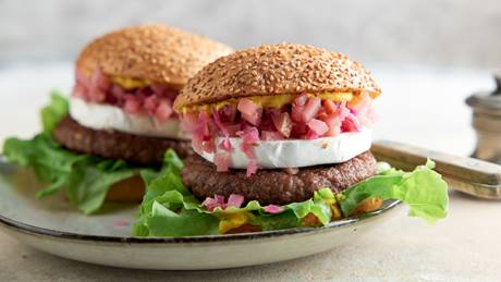 Zünftige Ziegenkäse-Burger mit Apfel-Zwiebel-Chutney