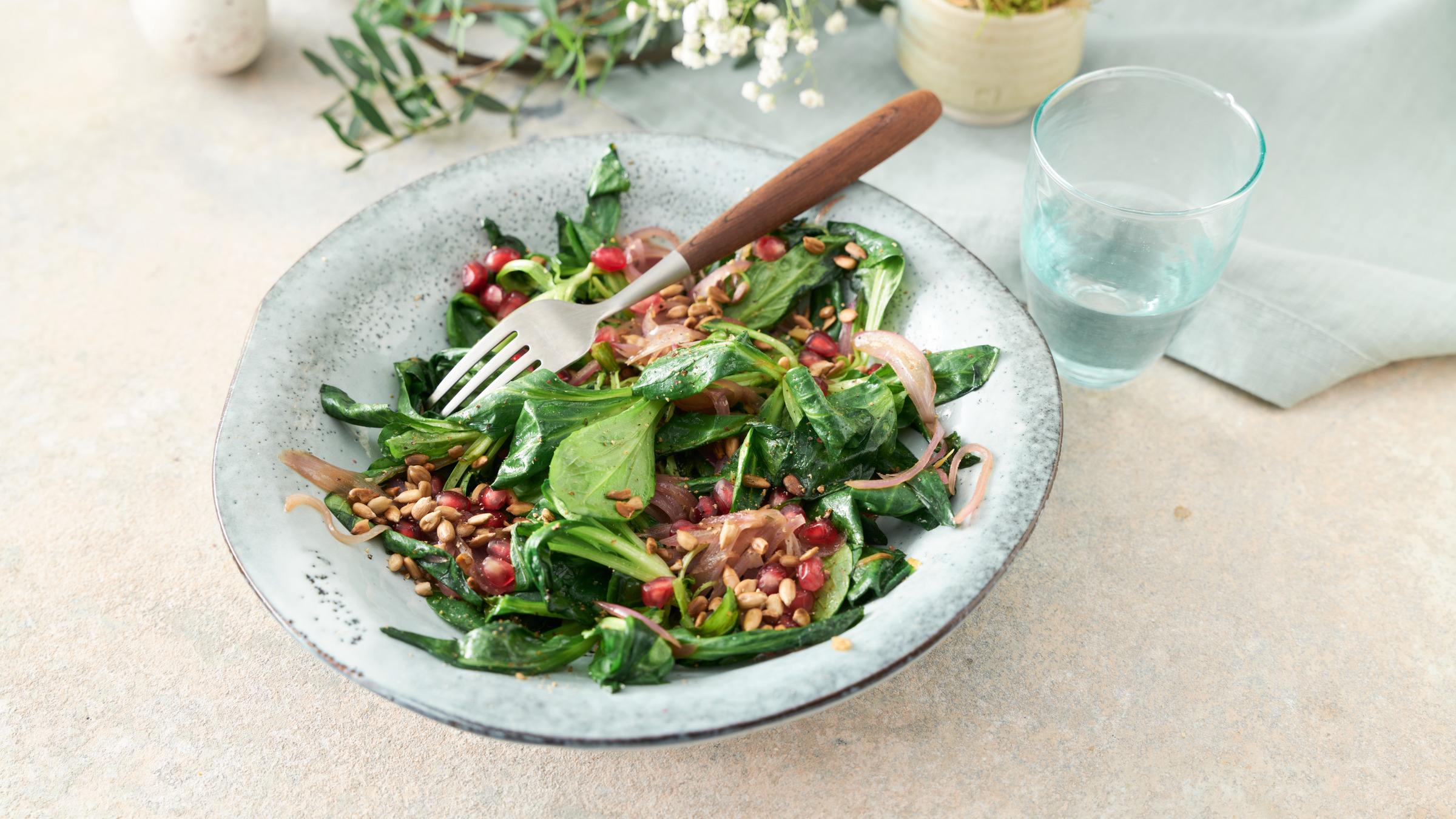 Gebratener Feldsalat mit Granatapfelkernen Rezept selbst machen | Alnatura