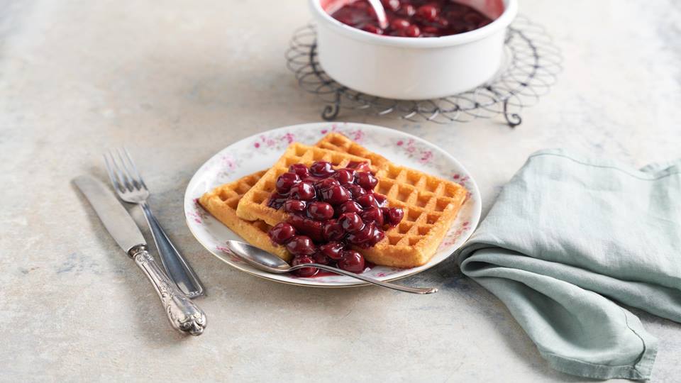 Waffeln mit heißen Kirschen
