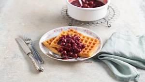 Waffeln mit heißen Kirschen
