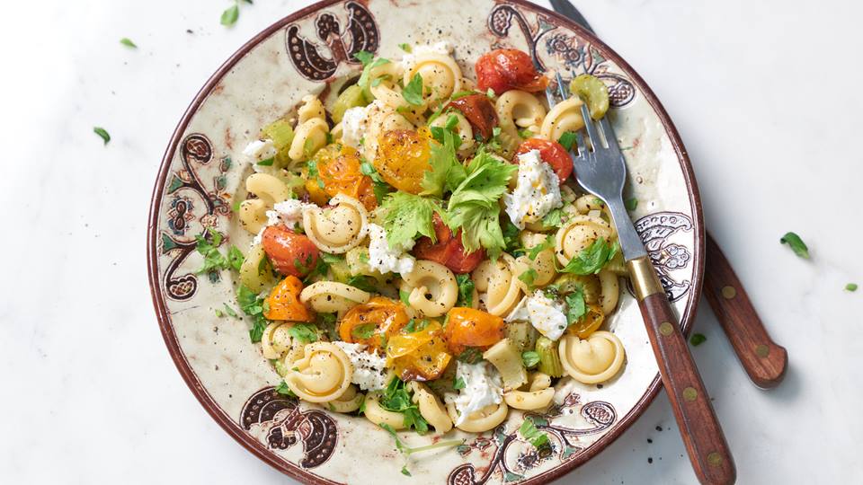 Alnatura Rezept: Pastasalat mit gegrilltem Sellerie und bunten Tomaten