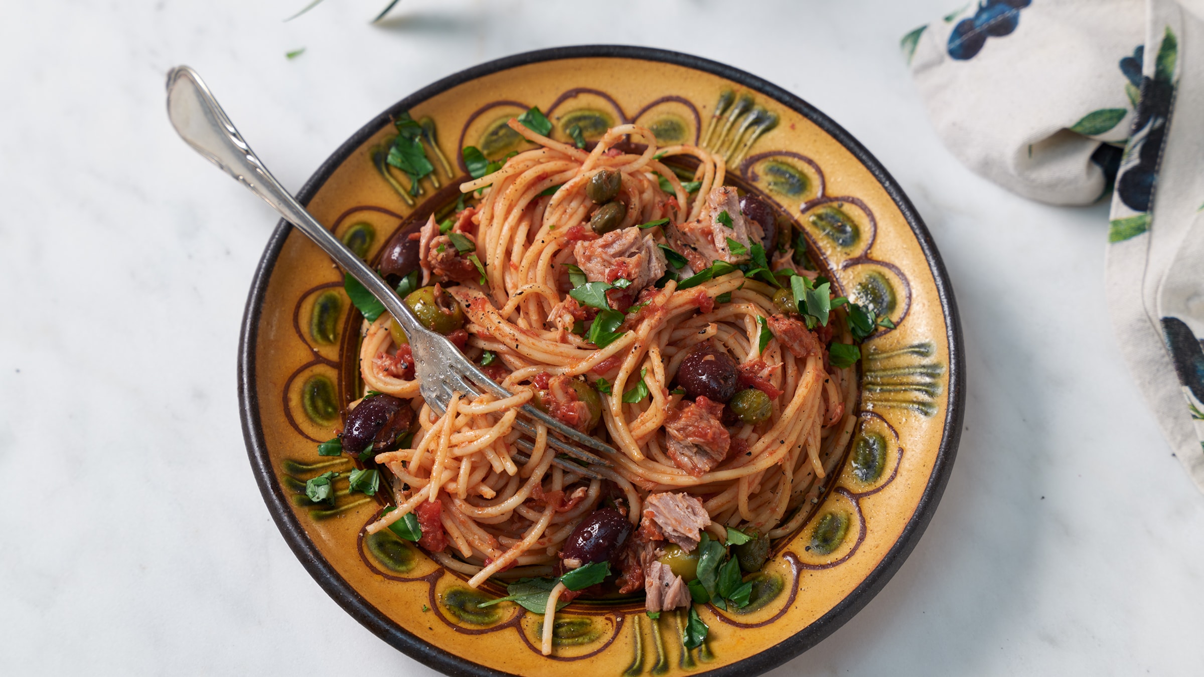 Spaghetti puttanesca mit Thunfisch Rezept selbst machen | Alnatura