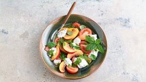 Burrata auf Nektarine und Tomate mit Basilikumvinaigrette