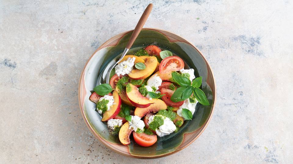 Burrata auf Nektarine und Tomate mit Basilikumvinaigrette