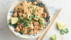 Mie-Nudeln mit Tofu und Erdnuss-Sauce