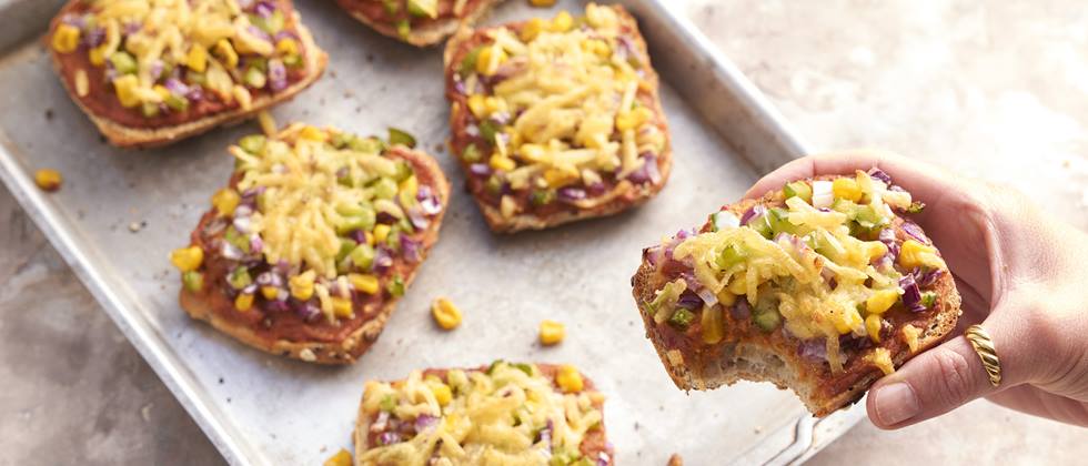 Alnatura Rezept: Bunt belegte Pizzabrötchen