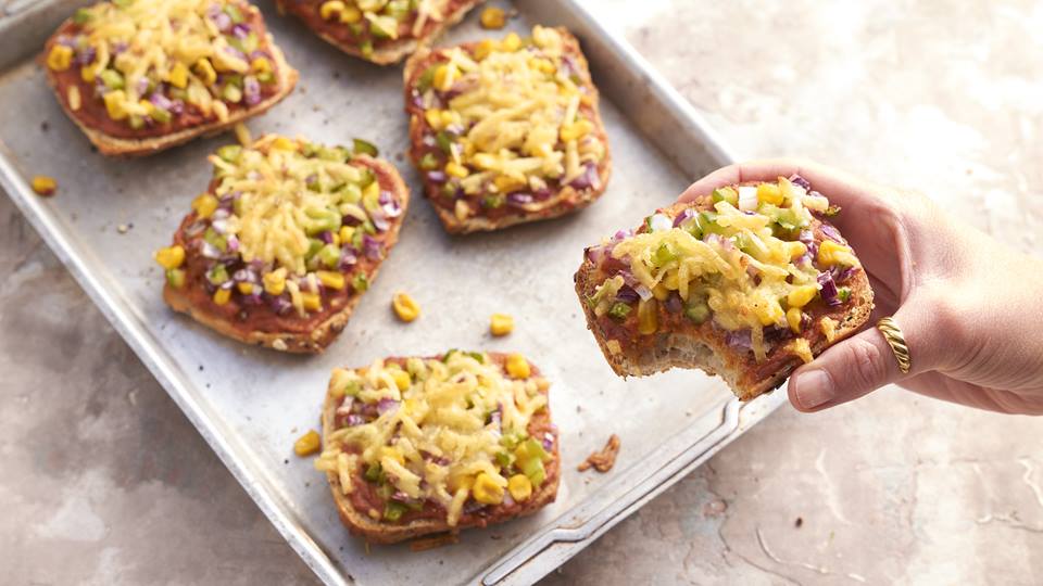 Bunt belegte Pizzabrötchen