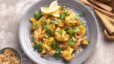 Gerösteter Blumenkohl auf Hummusspiegel