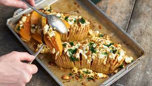 Hasselback-Butternutkürbis mit Fetakruste