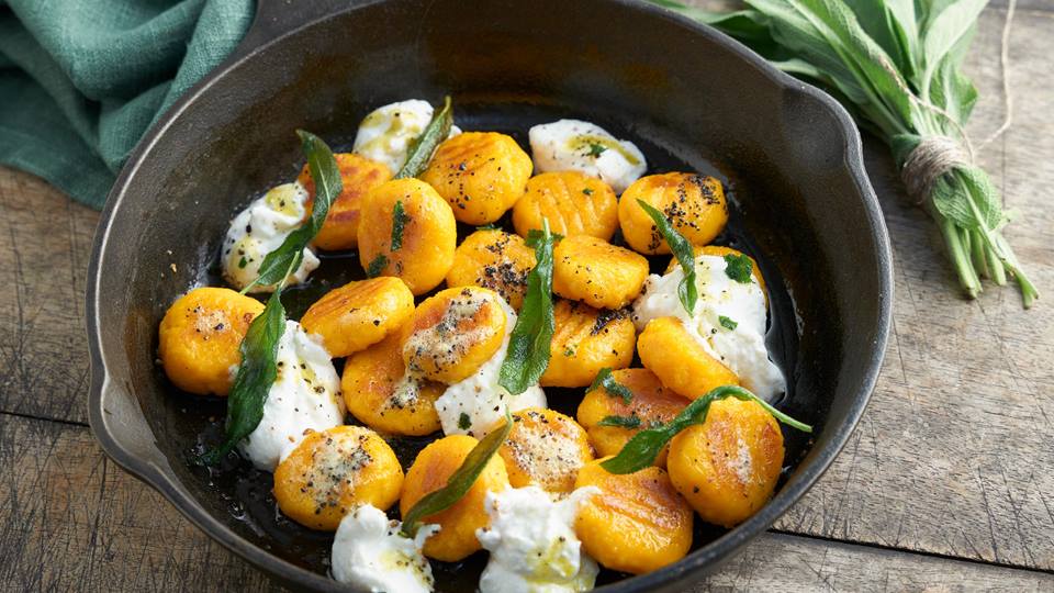 Selbstgemachte Kürbisnocken mit Salbeibutter und Ricotta