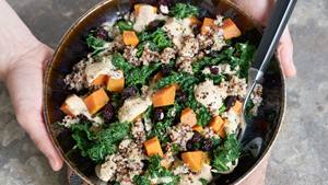 Grünkohlsalat mit Quinoa und Süßkartoffel