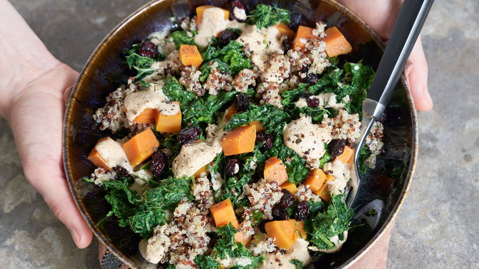 Grünkohlsalat mit Quinoa und Süßkartoffel