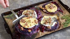 Rotkohlsteaks mit Camembert und Preiselbeeren