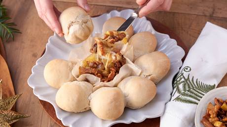 Ofenkäse mit Birne-Walnuss-Topping