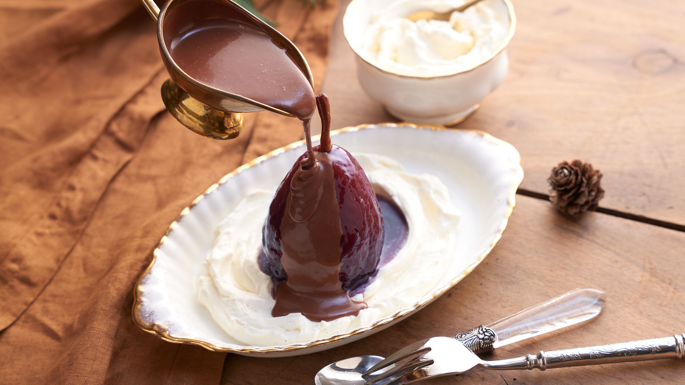 Rotweinbirnen mit Schokoladensauce Rezept selbst machen | Alnatura