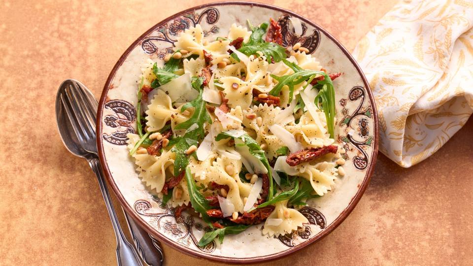Mediterraner Farfalle-Salat