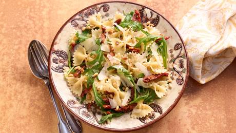 Mediterraner Farfalle-Salat