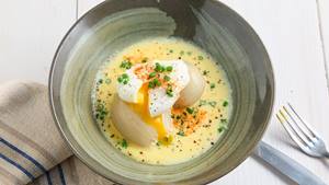 "Boiled Onions" mit pochiertem Ei und Cheddar