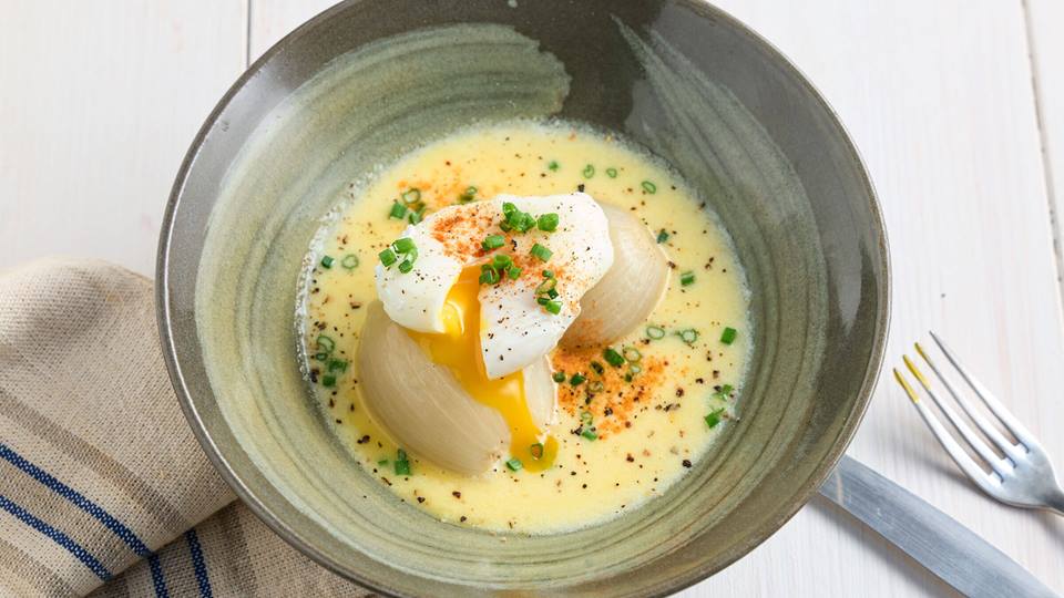 "Boiled Onions" mit pochiertem Ei und Cheddar