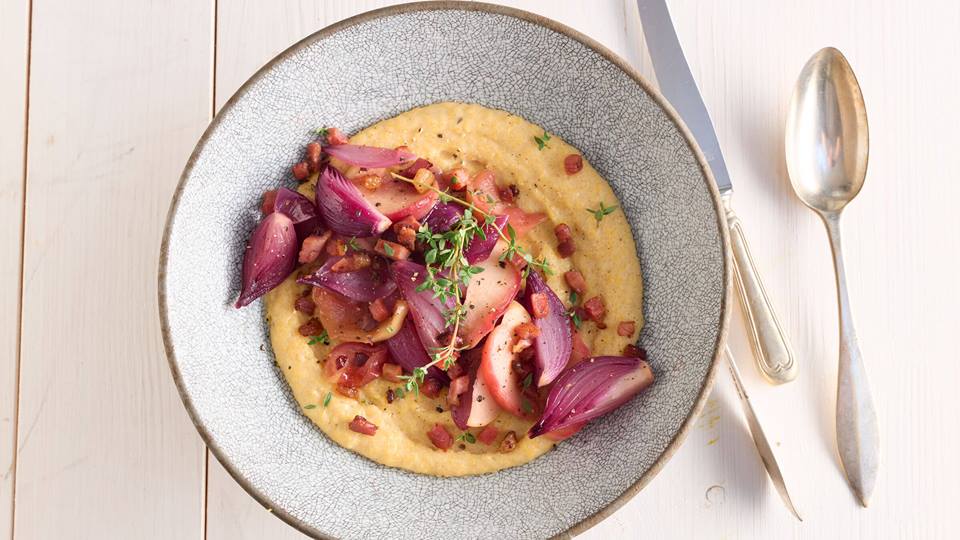 Cremige Polenta mit Apfel, Zwiebeln und Speck