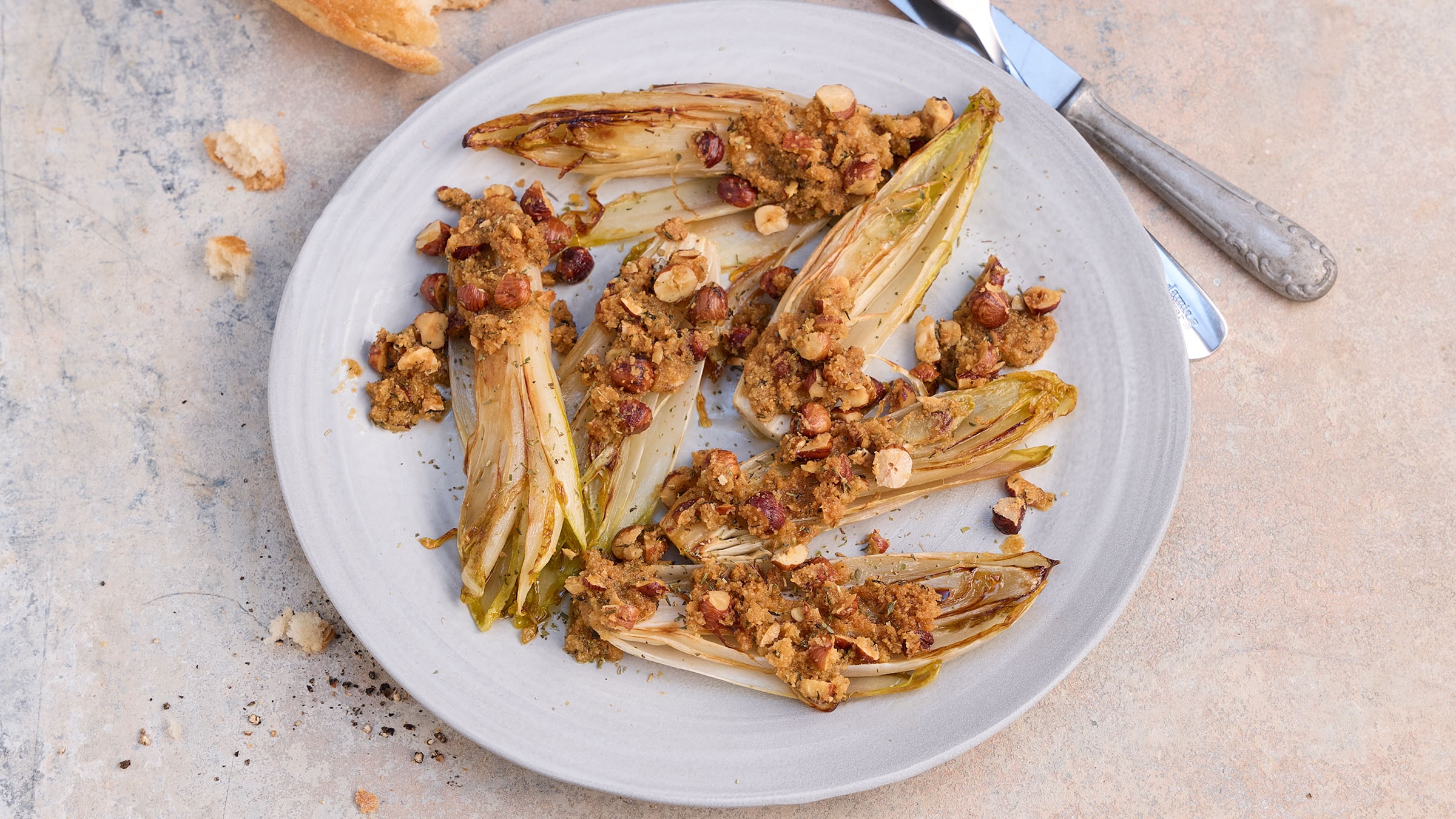 Gebratener Chicorée mit Semmelbröseln Rezept selbst machen | Alnatura