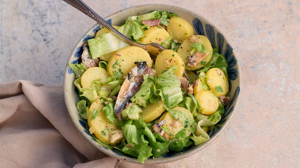Kartoffel-Endivien-Salat mit Sardinen