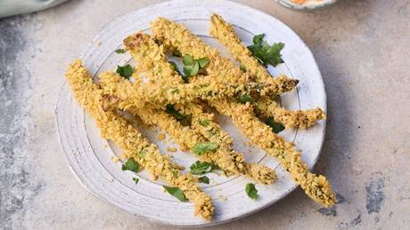 Knusper-Spargel mit Harissa-Joghurt