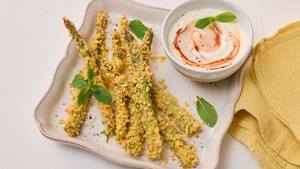 Knusper-Spargel mit Harissa-Joghurt
