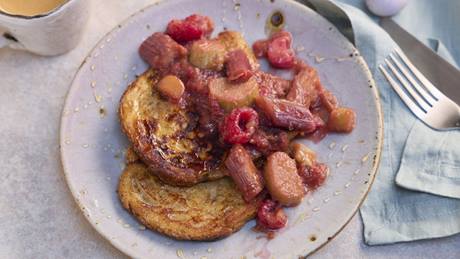 French Toast mit pochiertem Rhabarber
