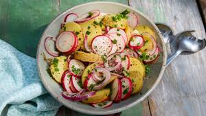 Frühlingsleichter Kartoffelsalat mit Radieschen