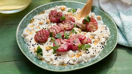 Geröstete Radieschen auf Kichererbsen-Joghurt